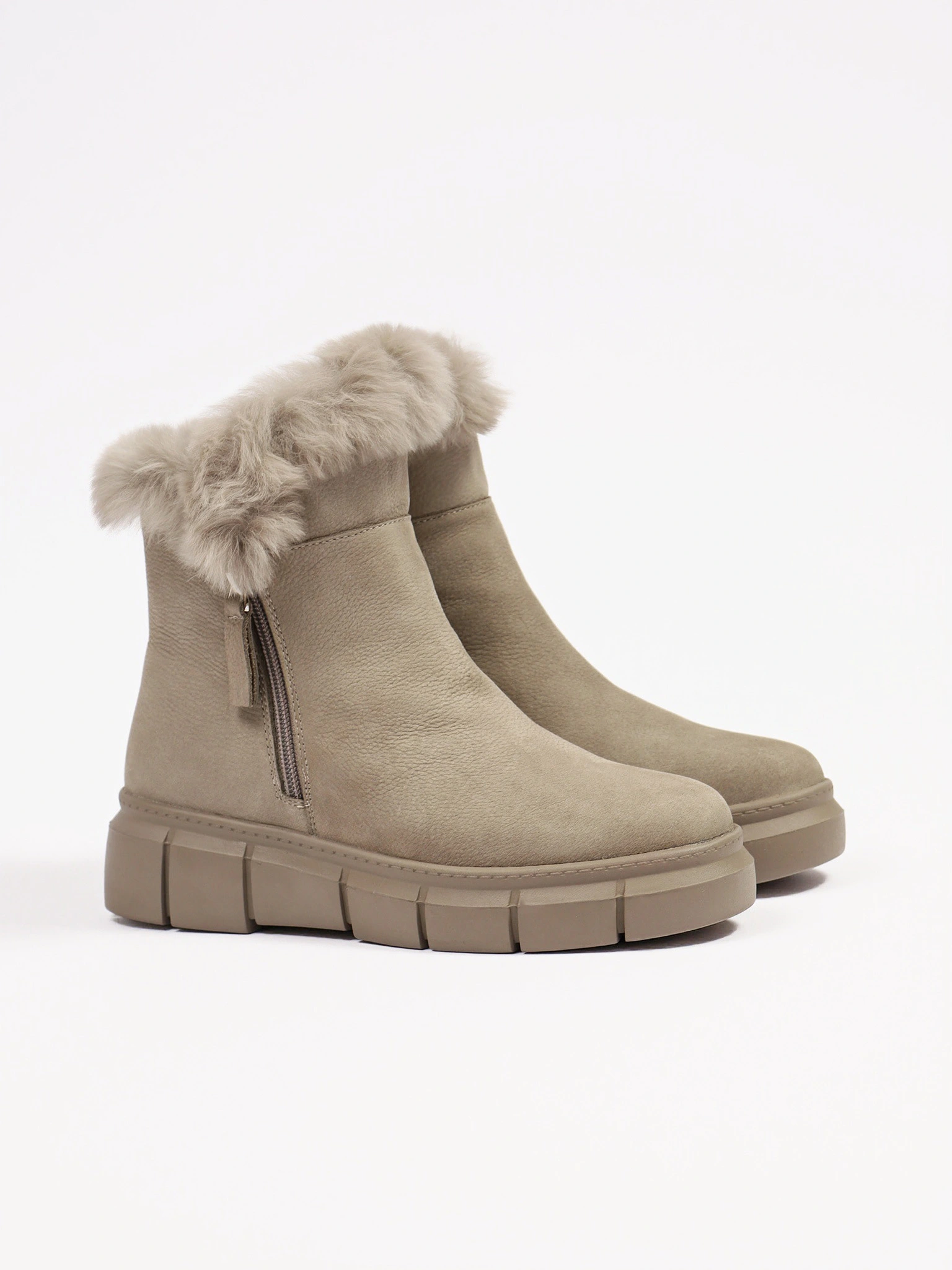 Ботинки серого цвета с оторочкой мехом на средней платформе